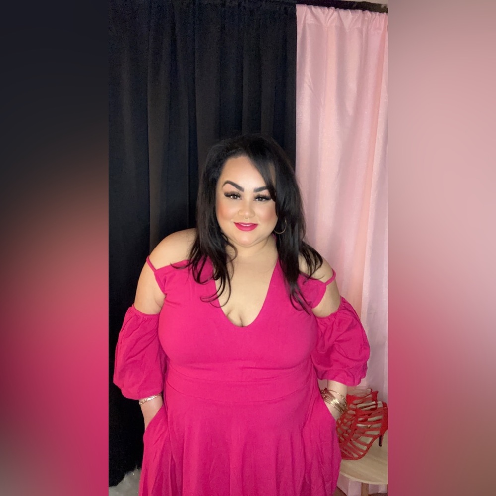Pink dress with pockets, 3x/4x, does run large, tags still on dress, never worn.